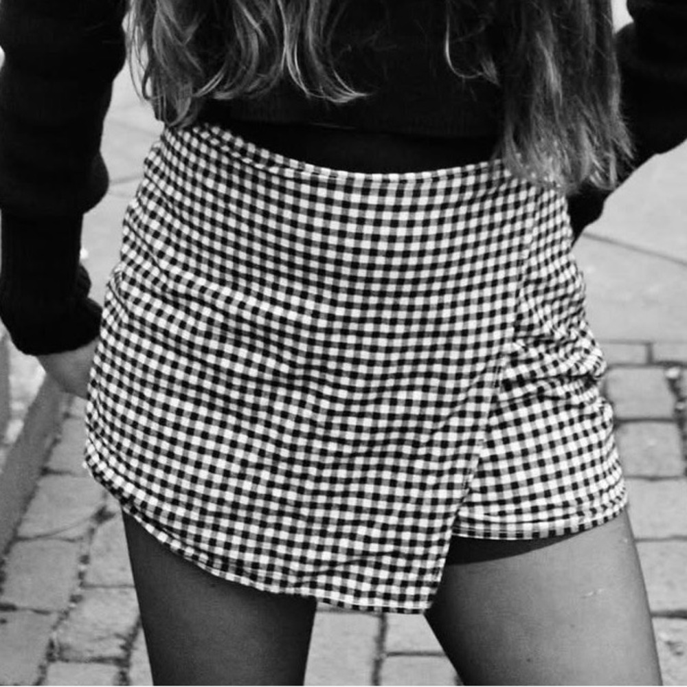 Hollister Black and White Gingham Mini Skirt